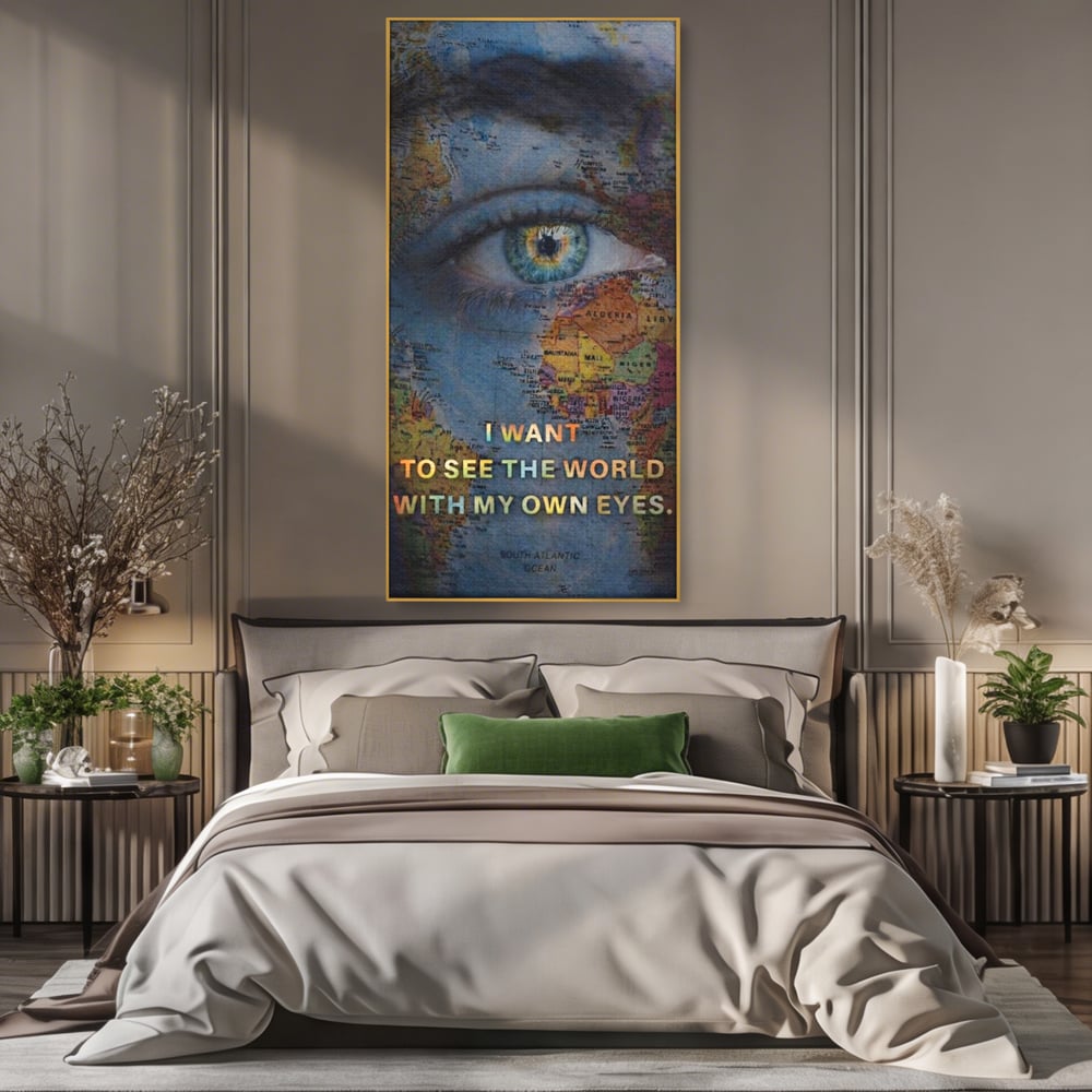 Tablou canvas cu tablou canvas cu ochi uman suprapus pe harta lumii, in rama de aluminiu auriu, pe perete intr-un dormitor